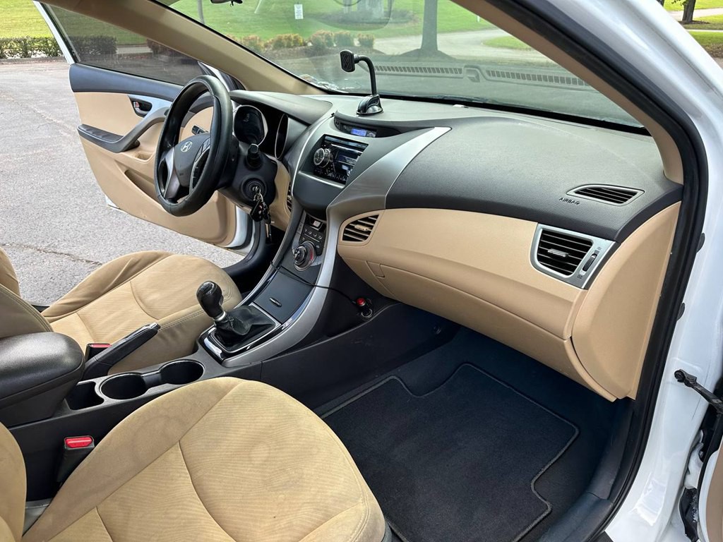 2013 Hyundai Elantra Image 27