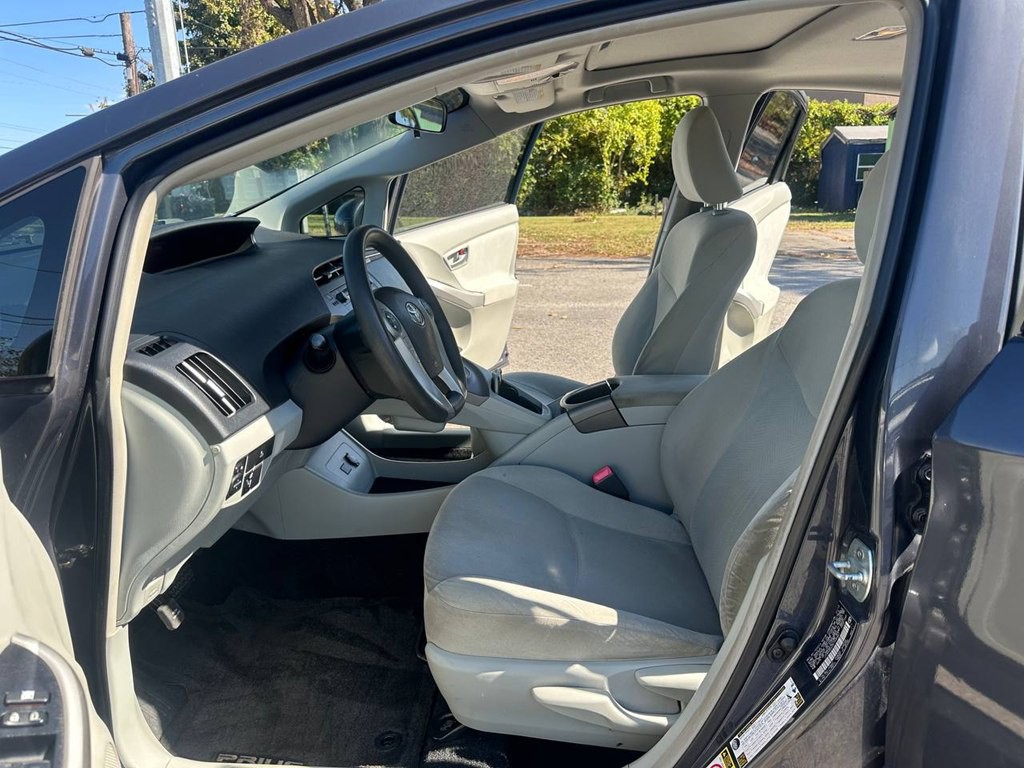 2013 Toyota Prius Image 13