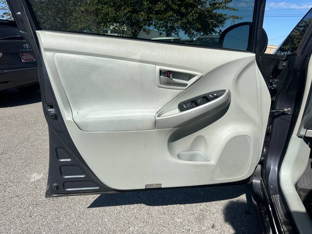 2013 Toyota Prius Image 17