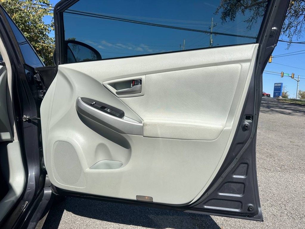 2013 Toyota Prius Image 25