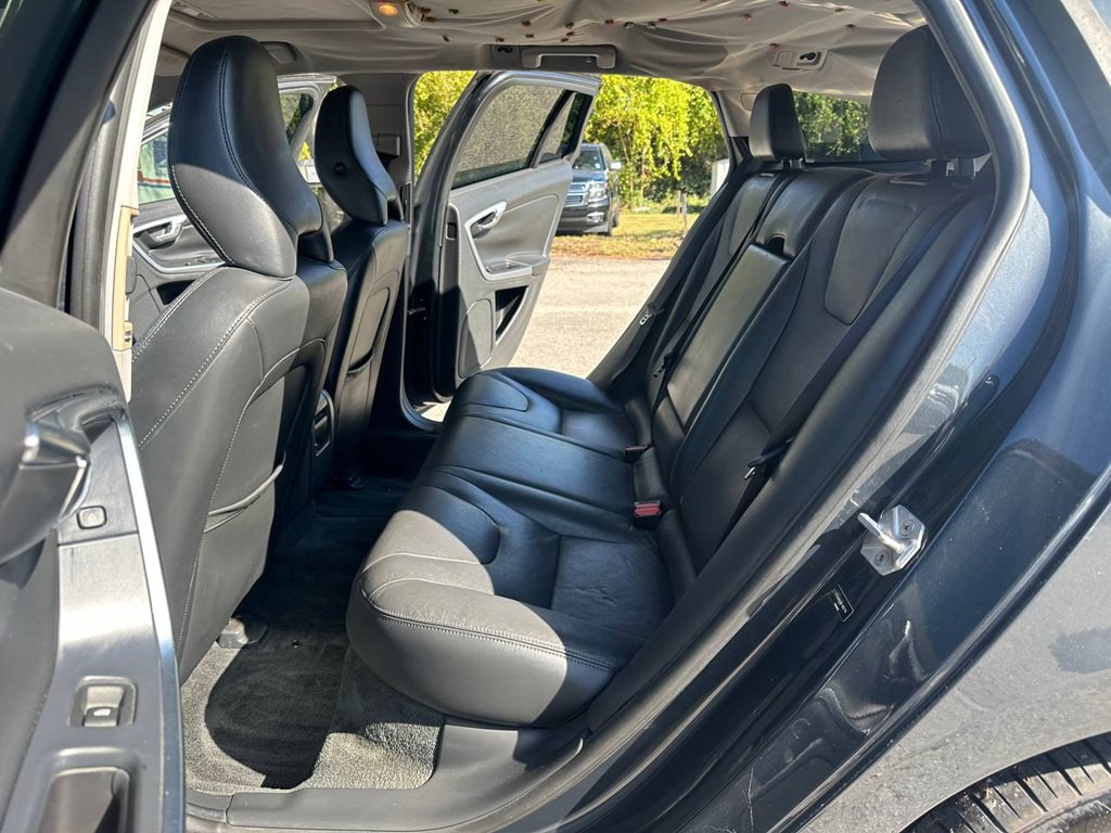 2015 Volvo V60 Image 16