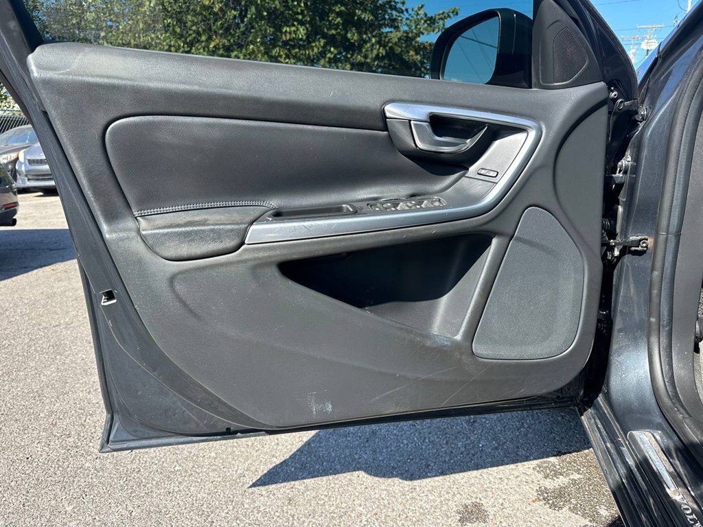 2015 Volvo V60 Image 17