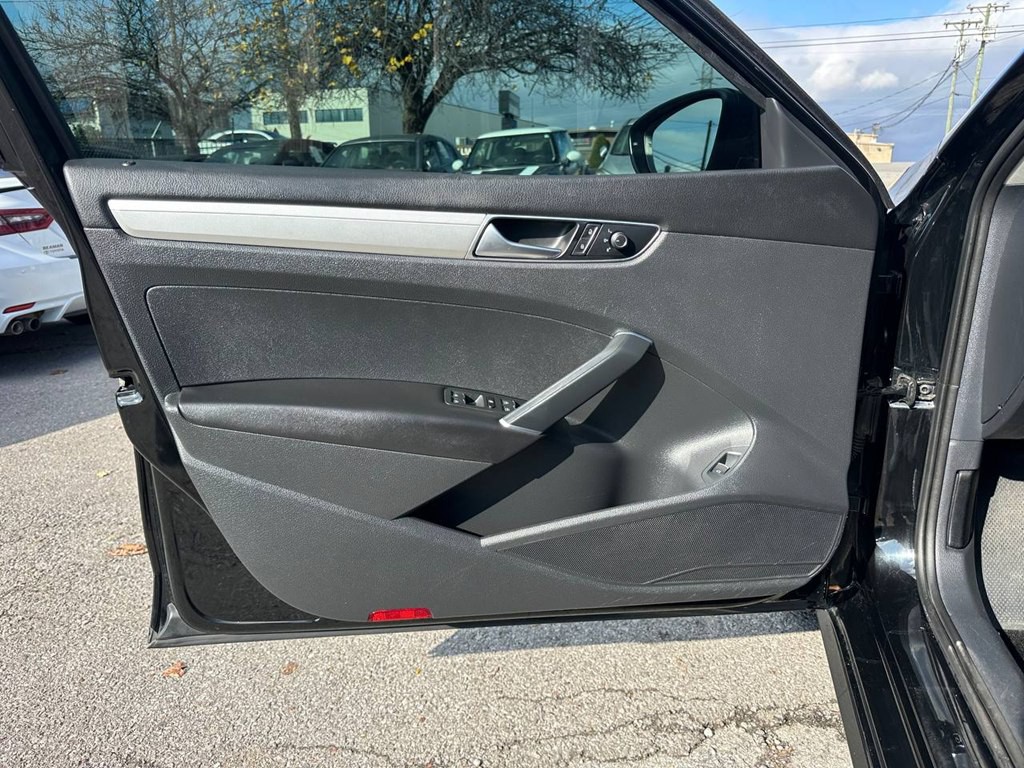 2016 Volkswagen Passat Image 18