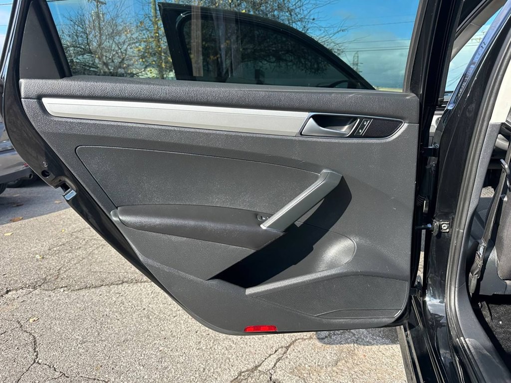 2016 Volkswagen Passat Image 19