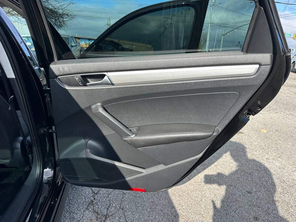 2016 Volkswagen Passat Image 24