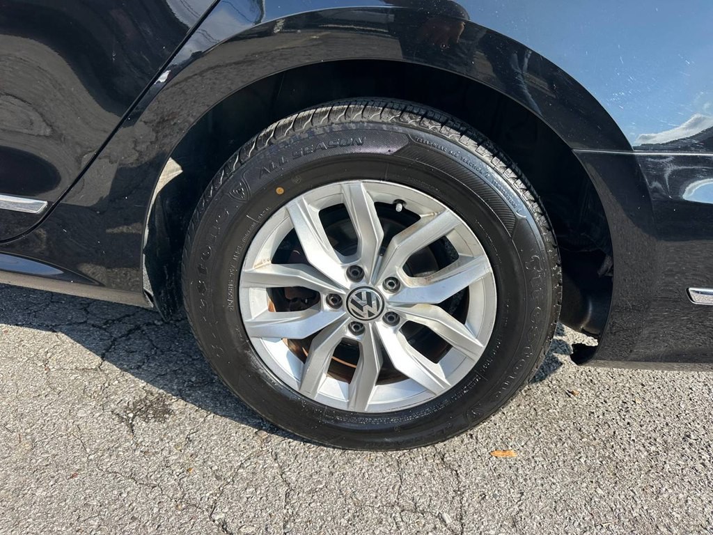 2016 Volkswagen Passat Image 30