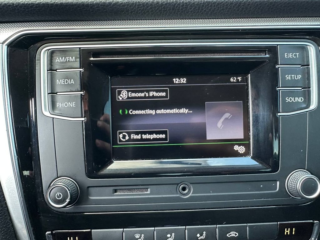 2016 Volkswagen Passat Image 32