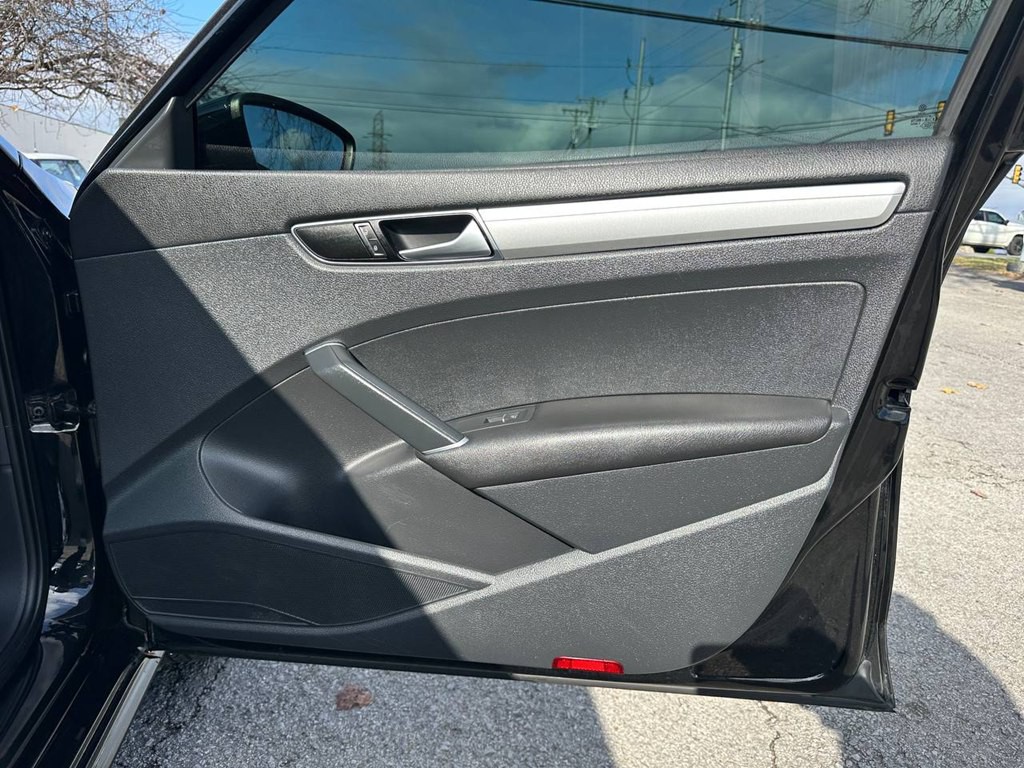 2016 Volkswagen Passat Image 26