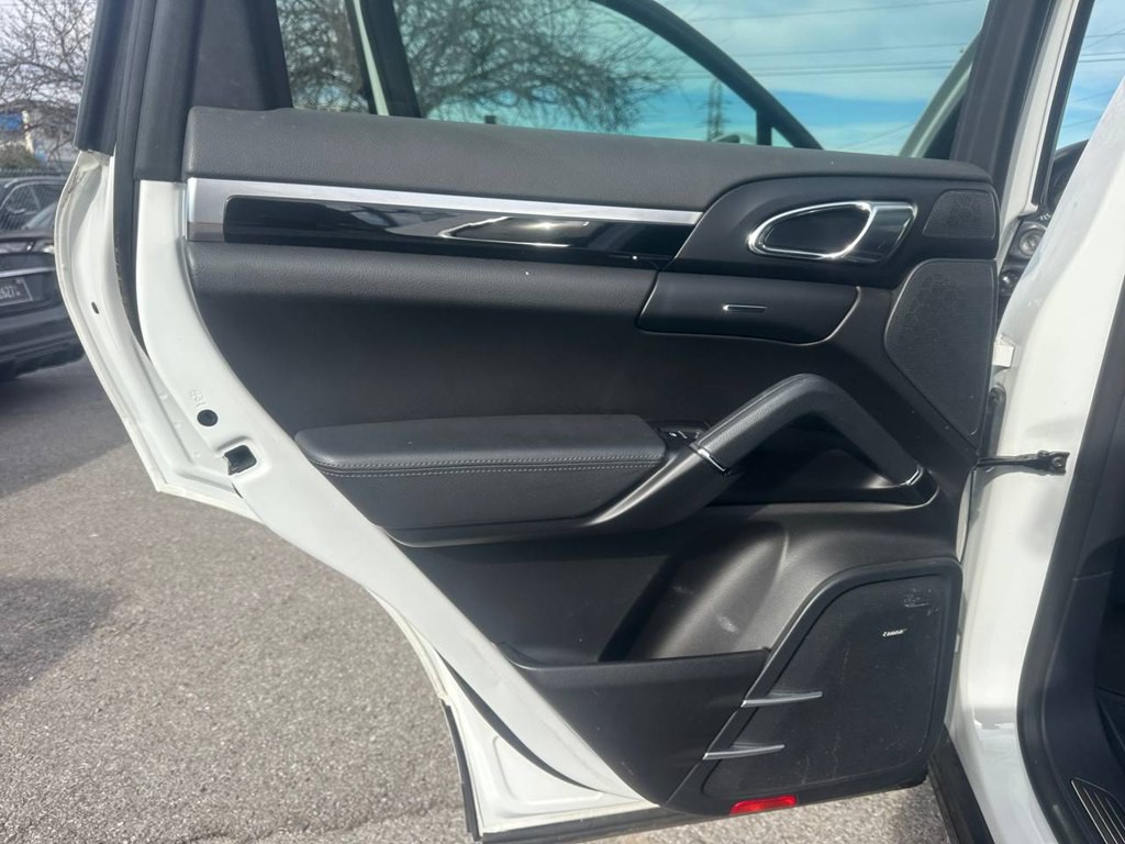 2016 Porsche Cayenne Image 21