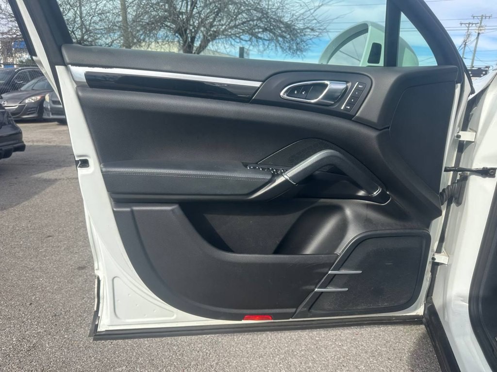 2016 Porsche Cayenne Image 24