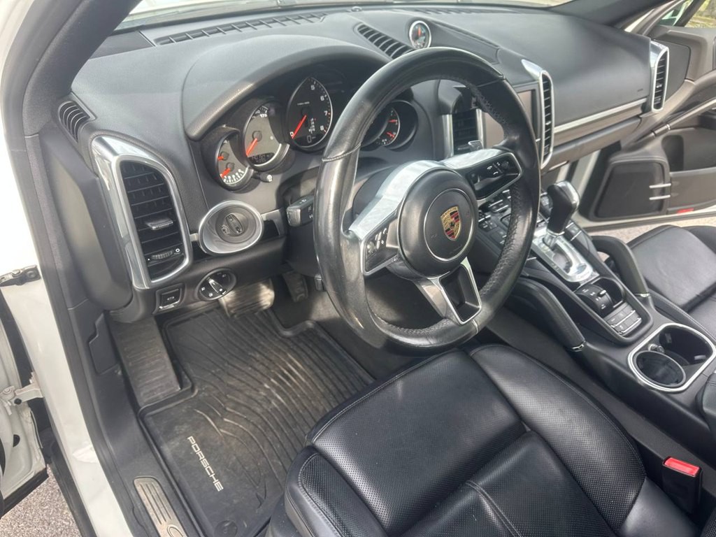 2016 Porsche Cayenne Image 25