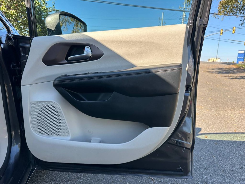 2019 Chrysler Pacifica Image 28