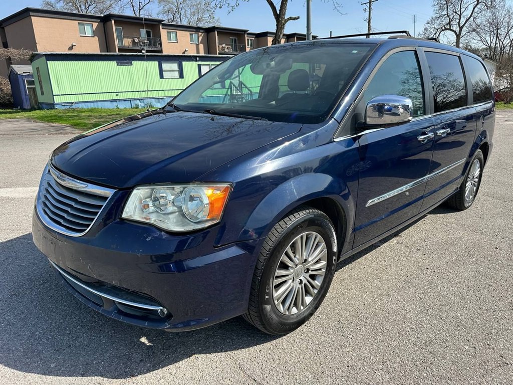 2014 Chrysler Town & Country Image 2