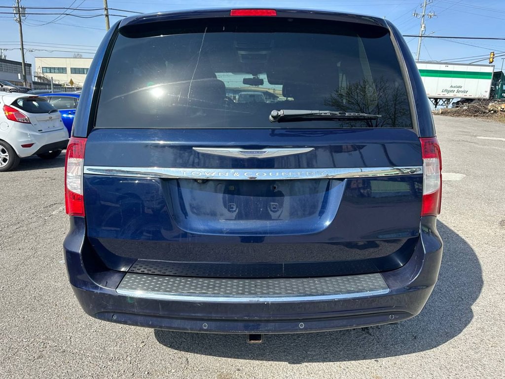 2014 Chrysler Town & Country Image 6