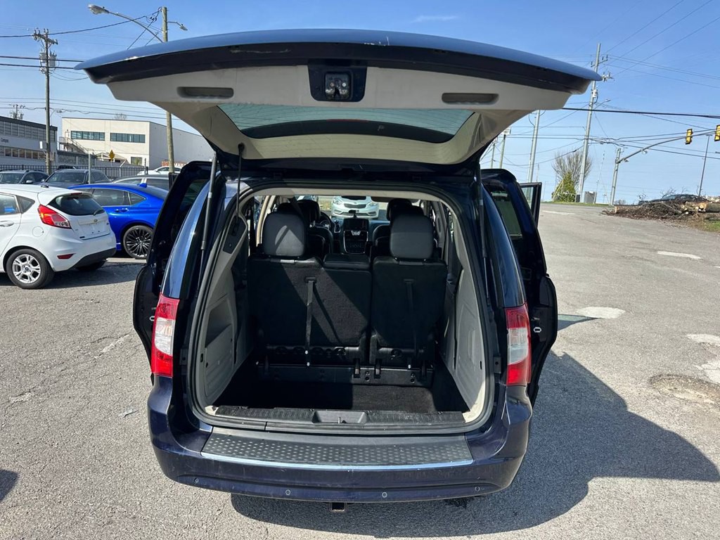 2014 Chrysler Town & Country Image 11