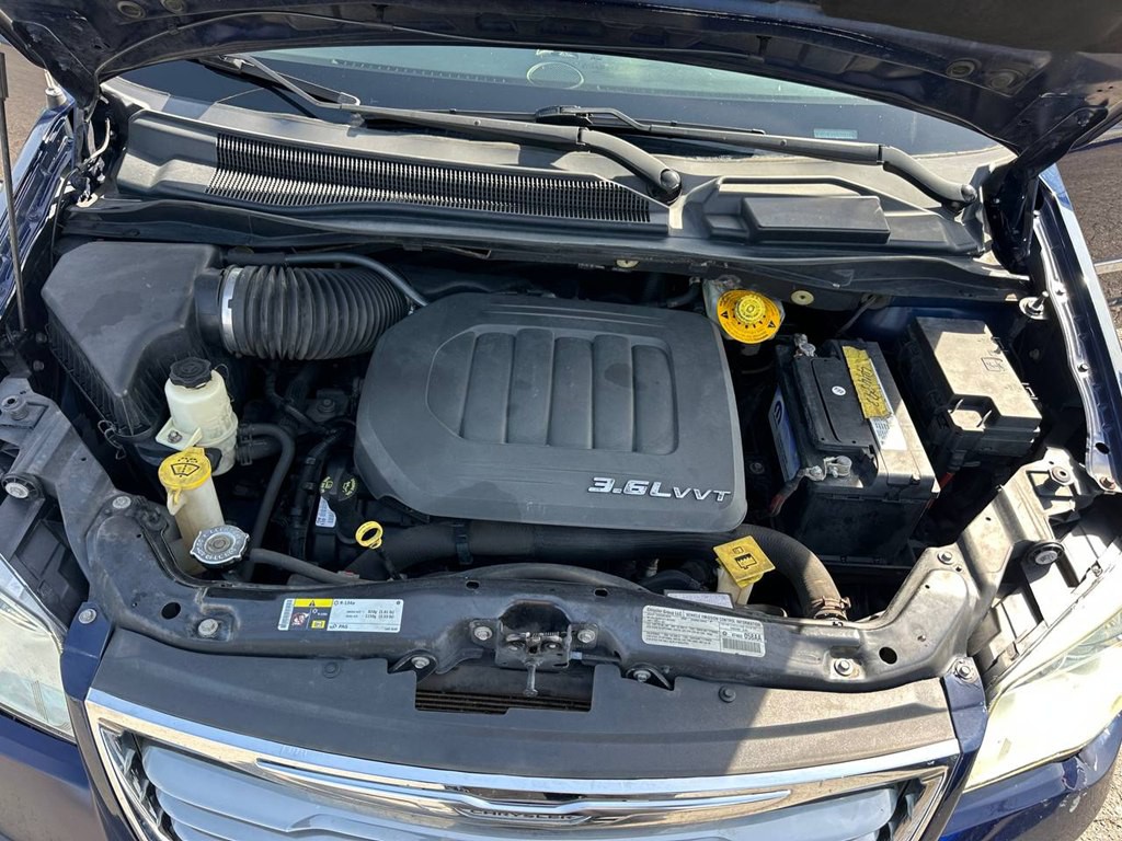 2014 Chrysler Town & Country Image 12