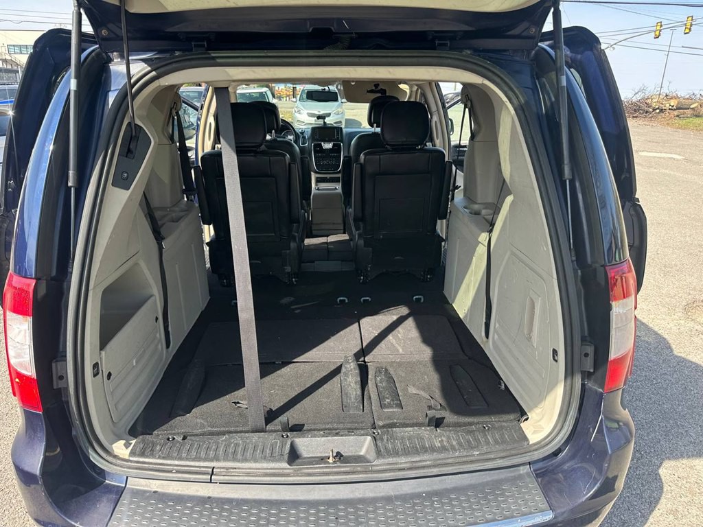 2014 Chrysler Town & Country Image 13