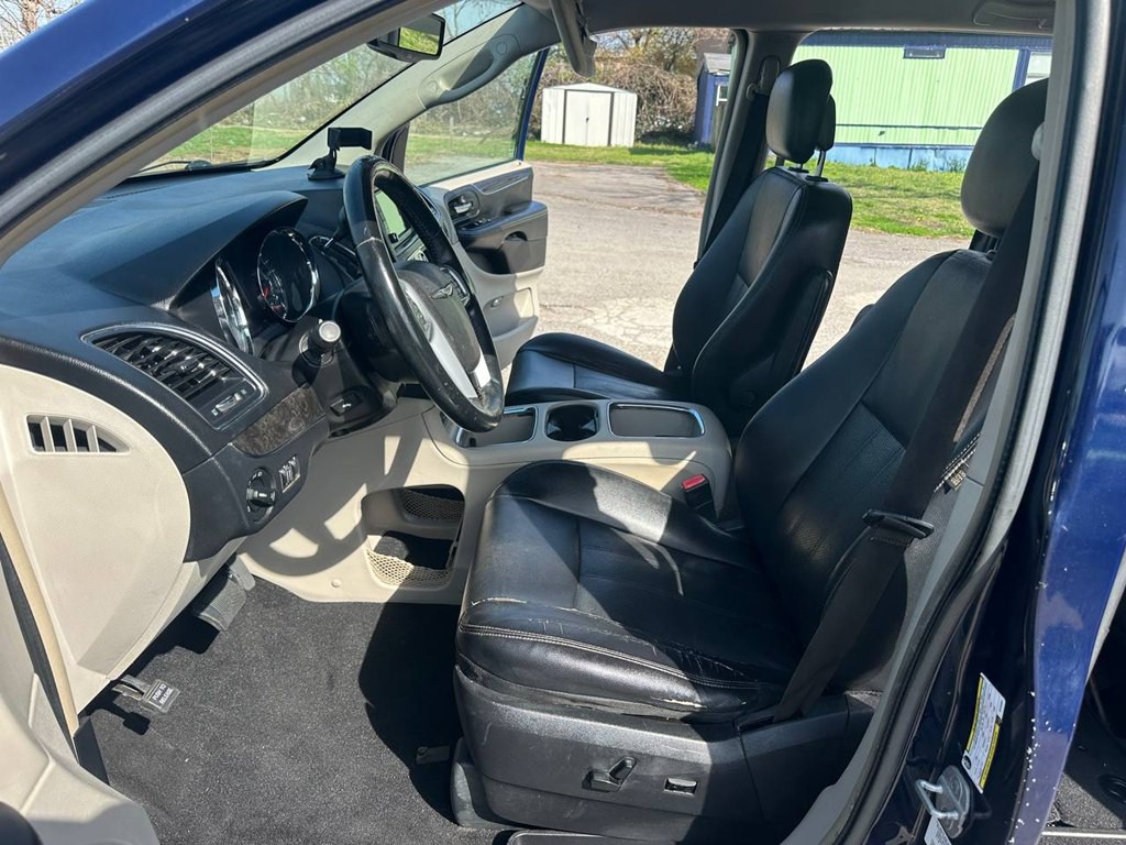 2014 Chrysler Town & Country Image 15