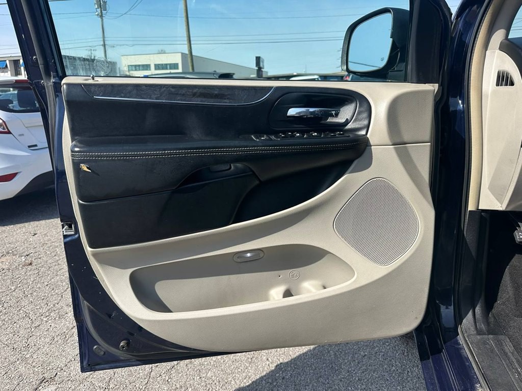 2014 Chrysler Town & Country Image 16