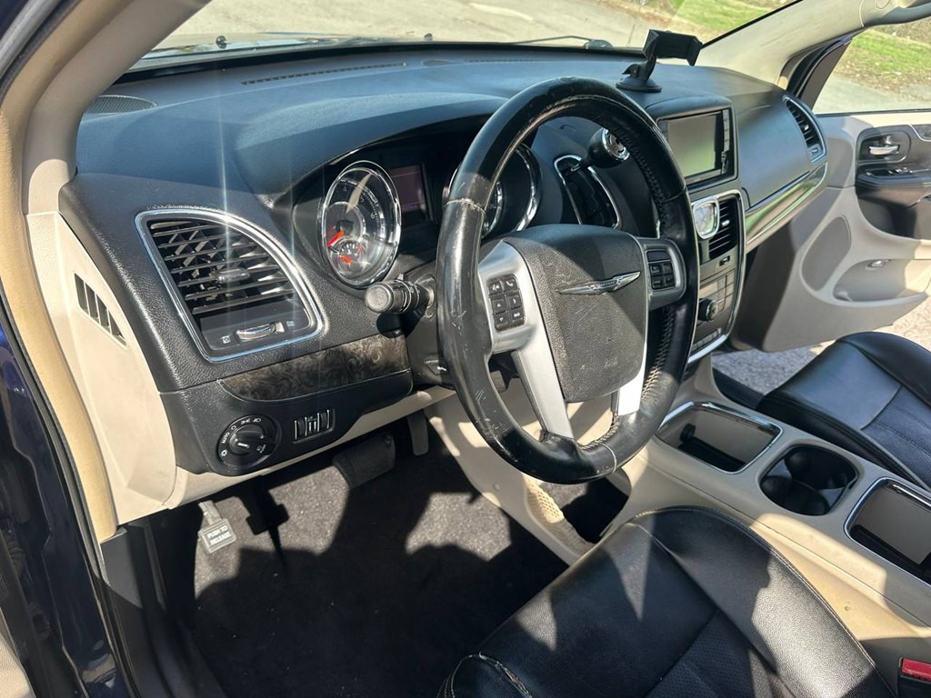 2014 Chrysler Town & Country Image 17