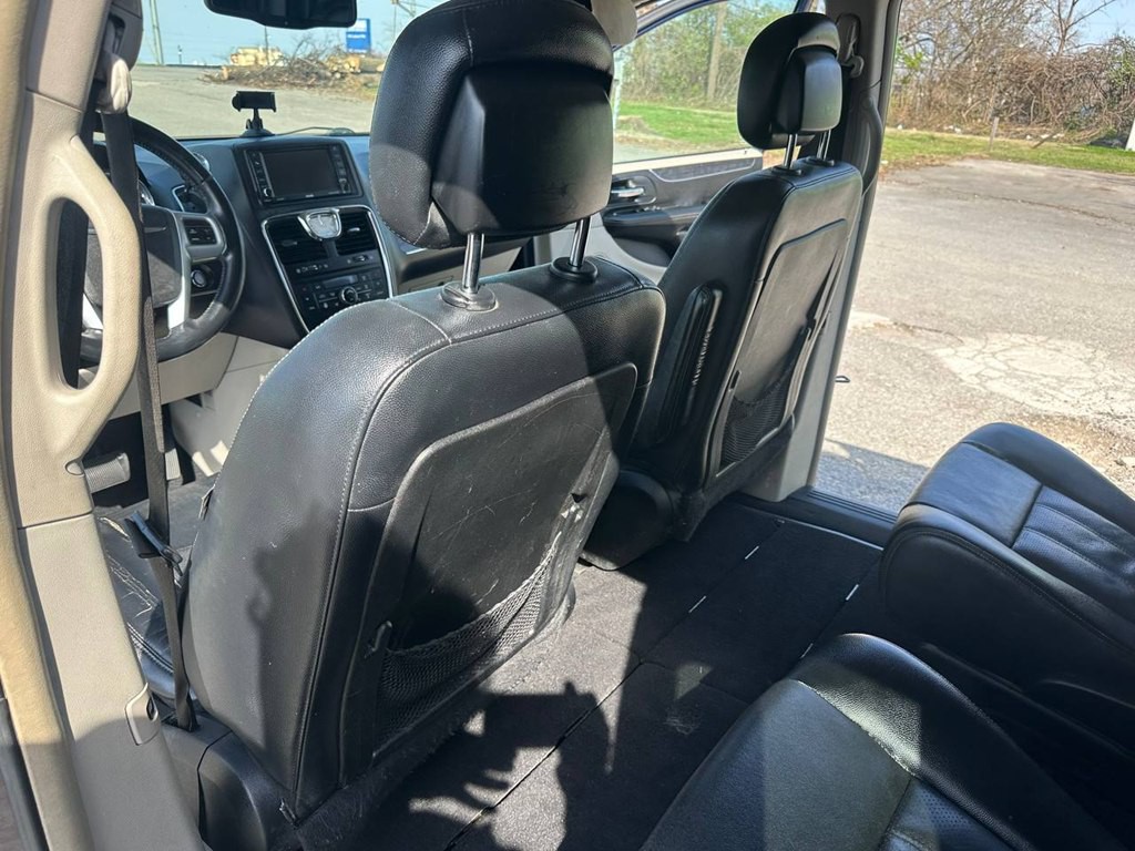 2014 Chrysler Town & Country Image 18