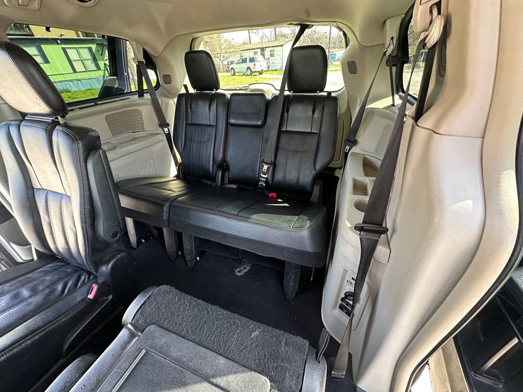 2014 Chrysler Town & Country Image 21