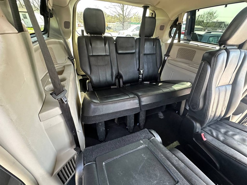 2014 Chrysler Town & Country Image 22