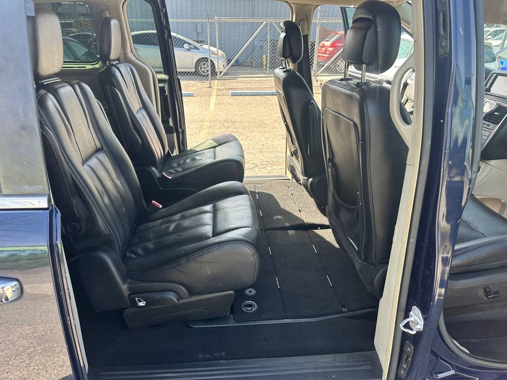 2014 Chrysler Town & Country Image 23