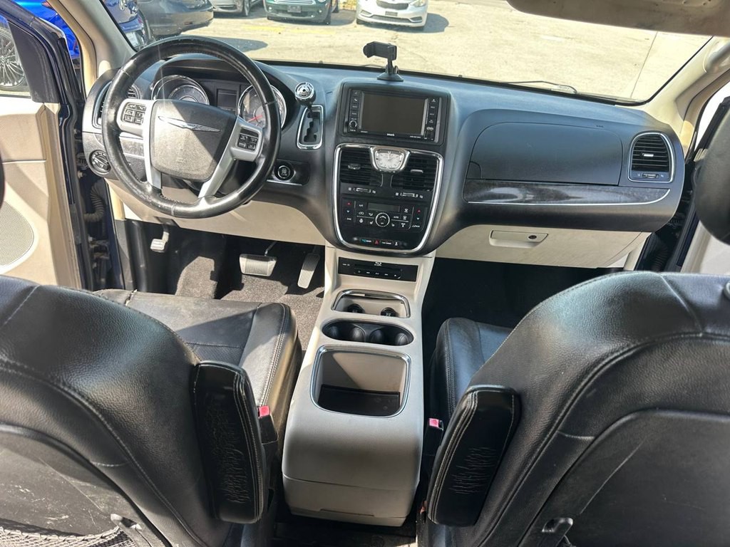 2014 Chrysler Town & Country Image 24