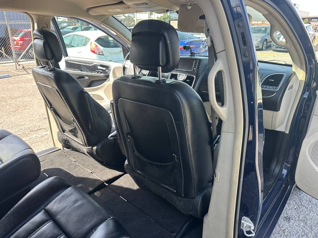 2014 Chrysler Town & Country Image 26