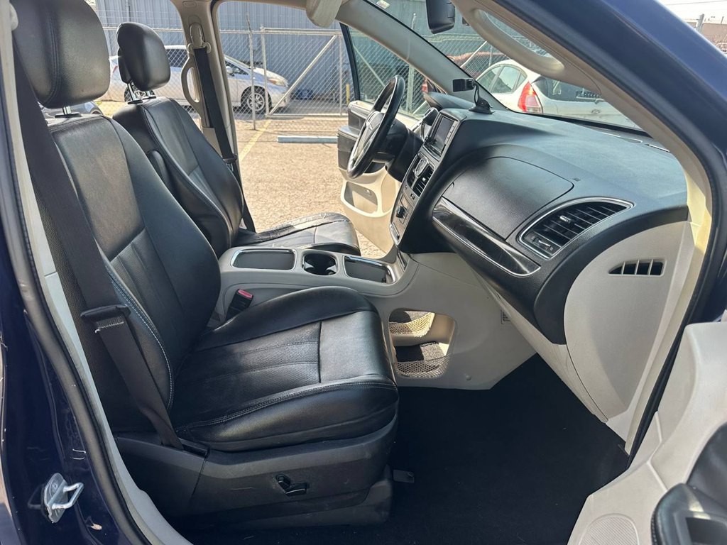 2014 Chrysler Town & Country Image 27