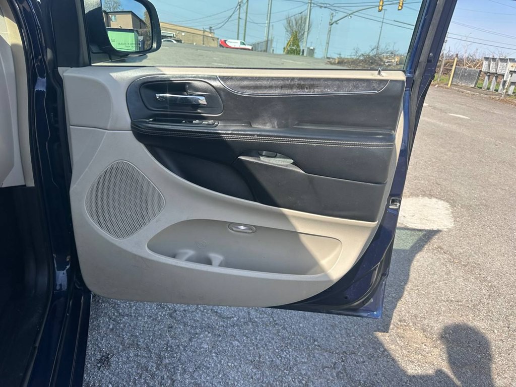 2014 Chrysler Town & Country Image 28