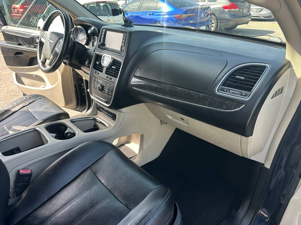 2014 Chrysler Town & Country Image 29