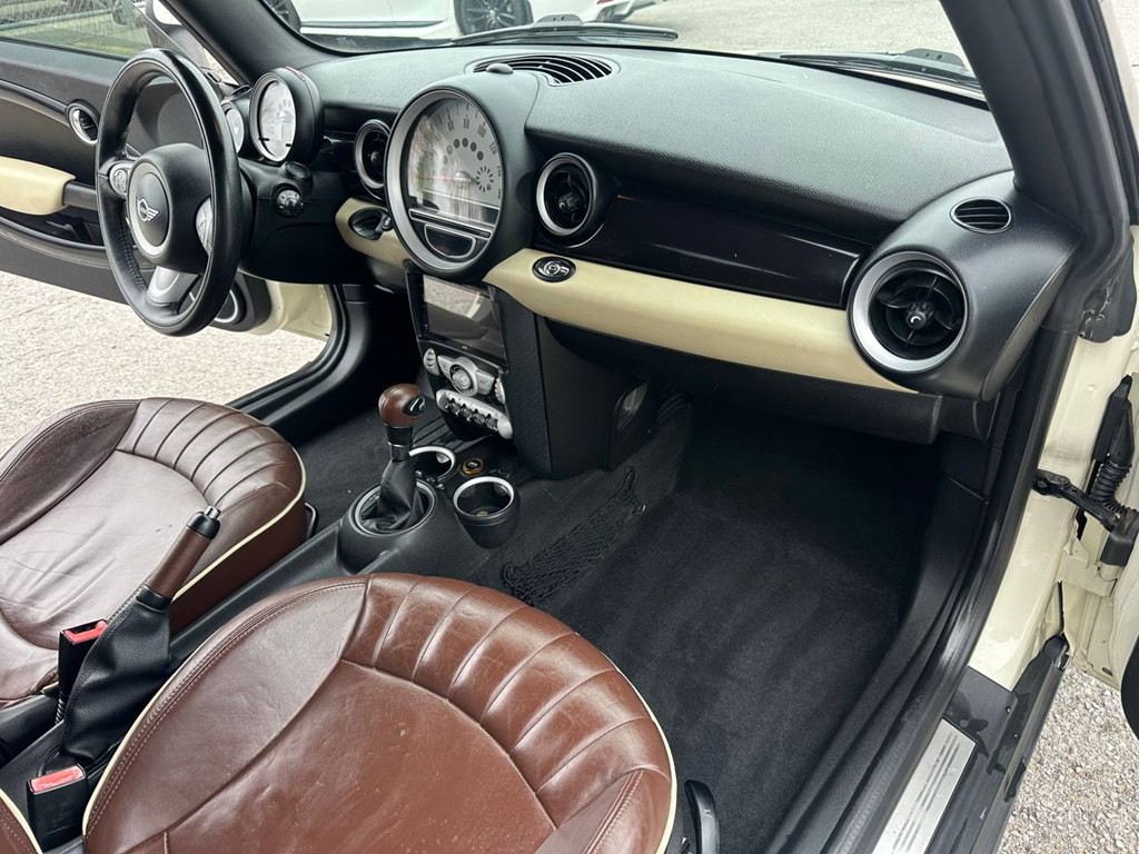 2009 MINI Cooper Image 24