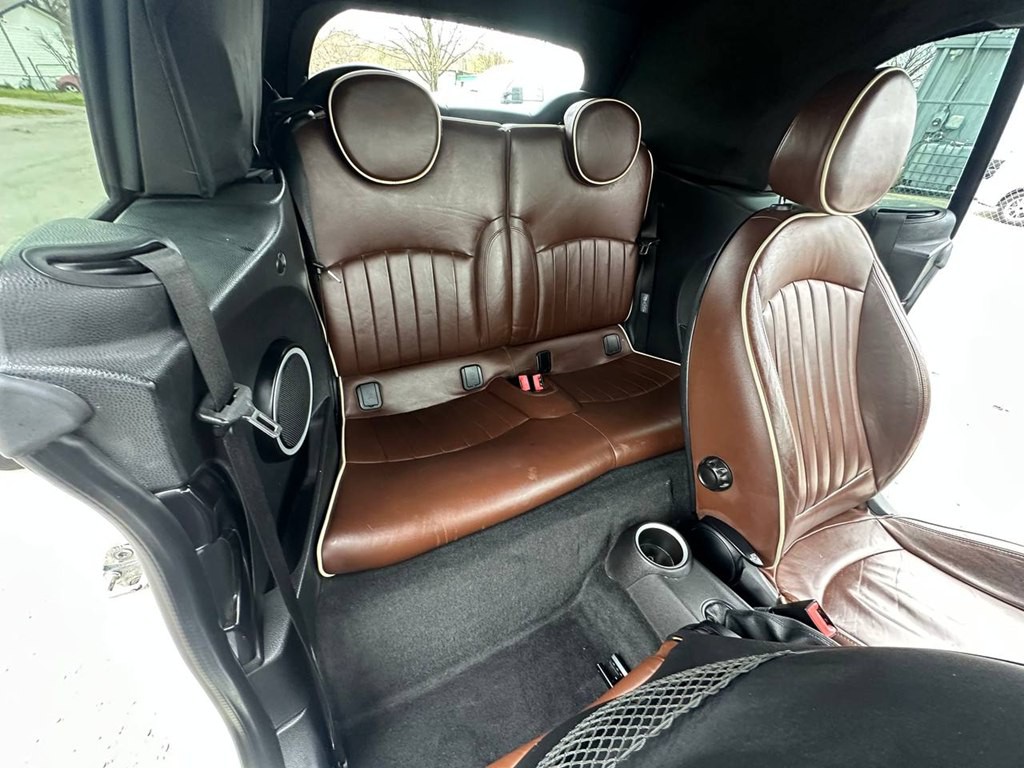 2009 MINI Cooper Image 25