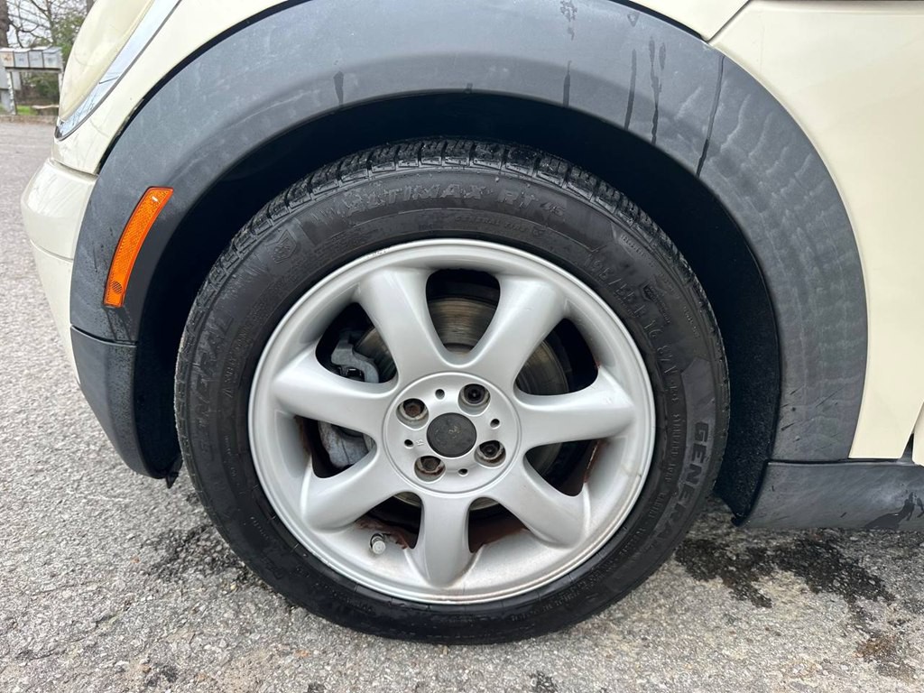 2009 MINI Cooper Image 30