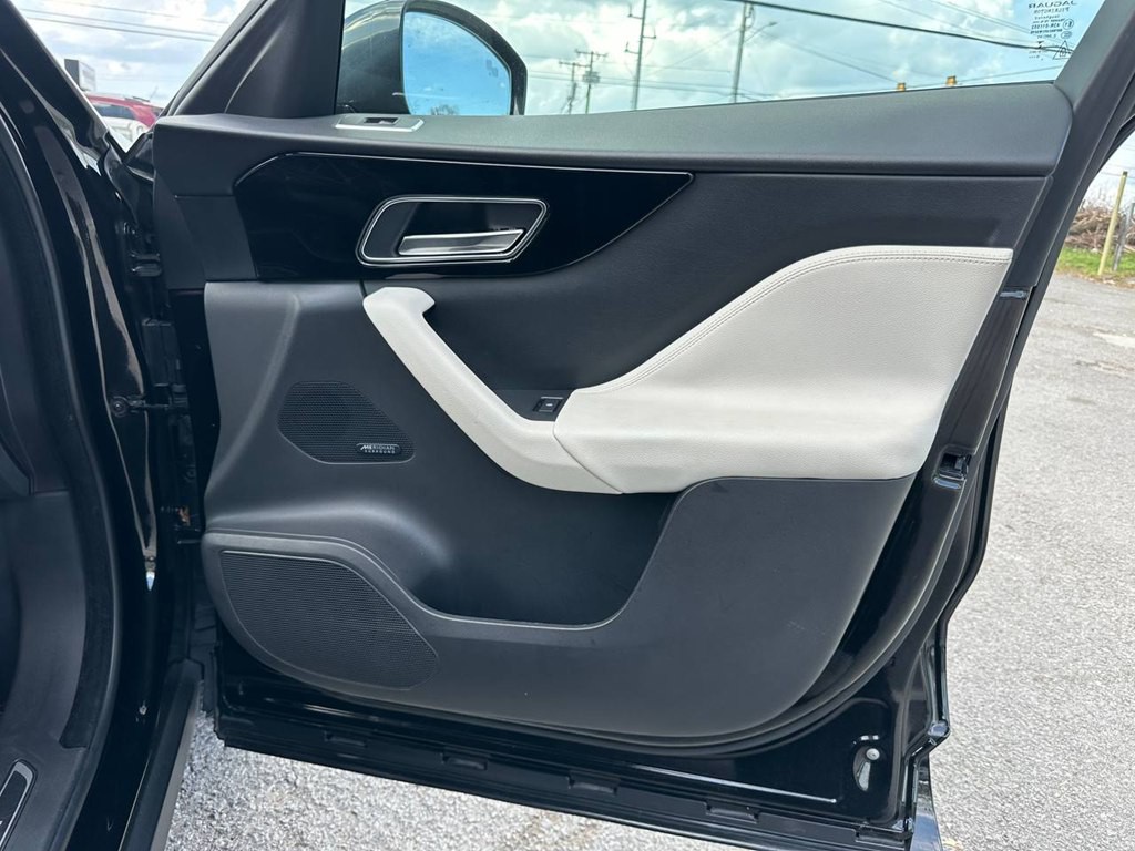 2017 Jaguar F-PACE Image 13