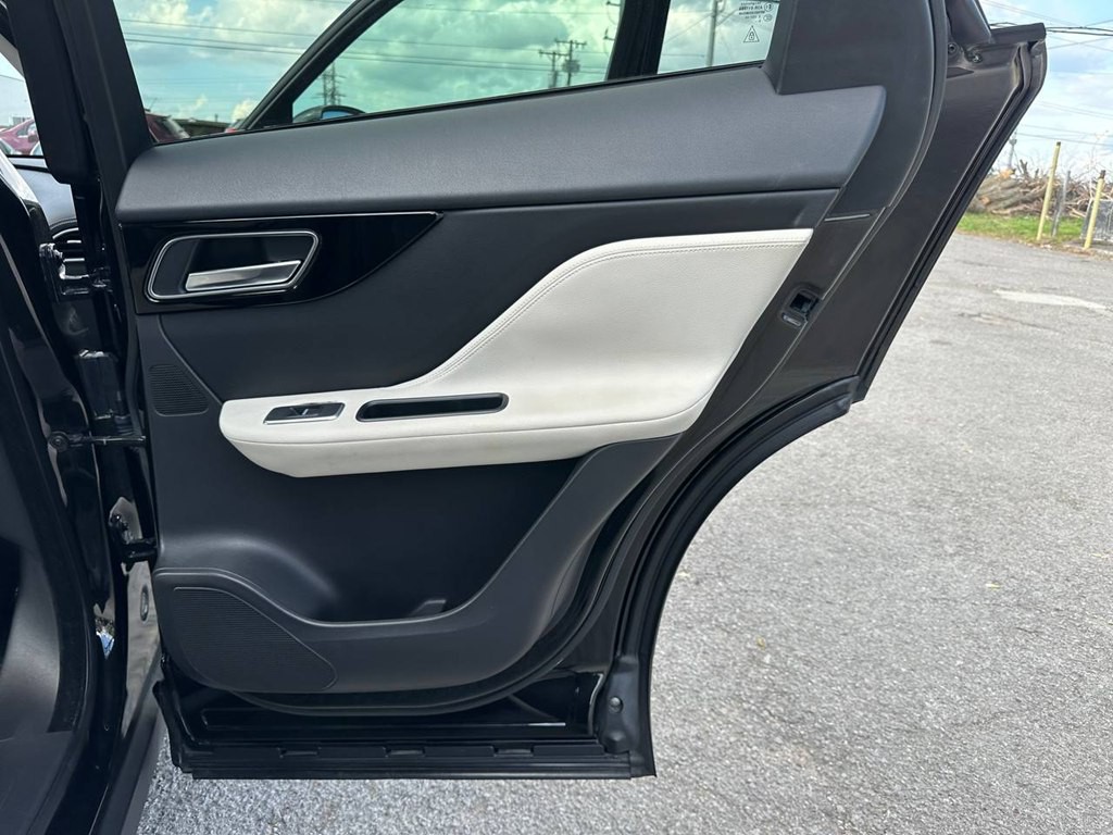 2017 Jaguar F-PACE Image 16