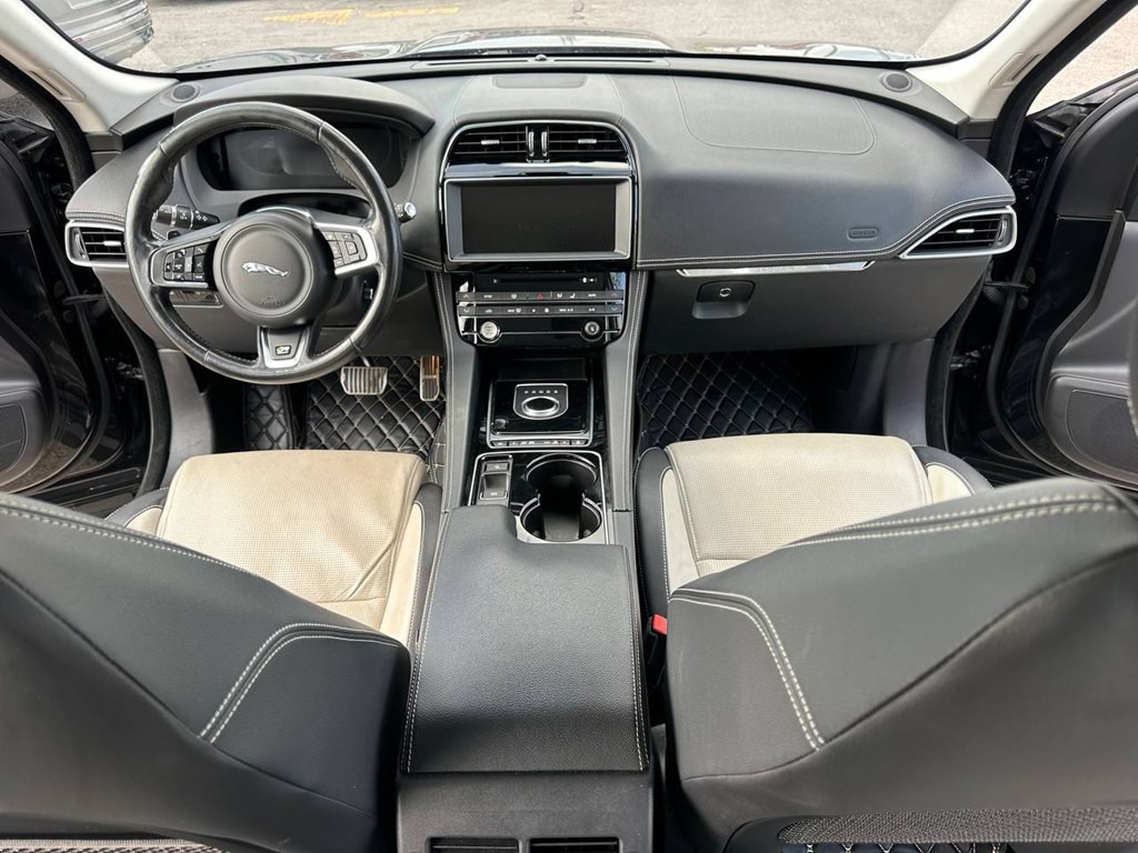 2017 Jaguar F-PACE Image 18