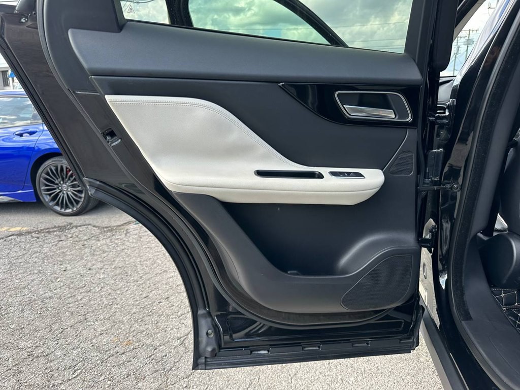 2017 Jaguar F-PACE Image 20