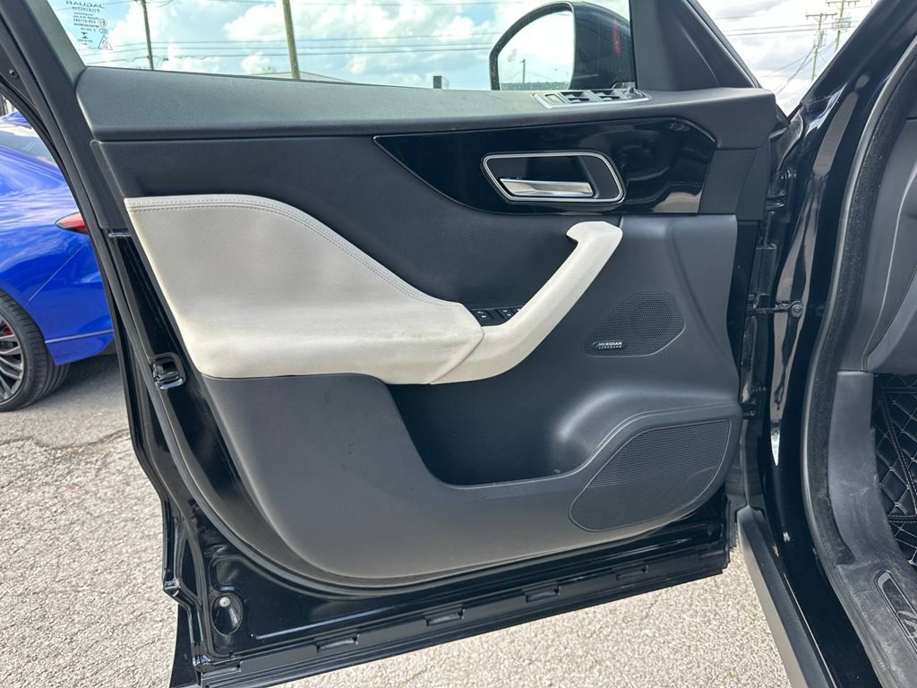 2017 Jaguar F-PACE Image 23