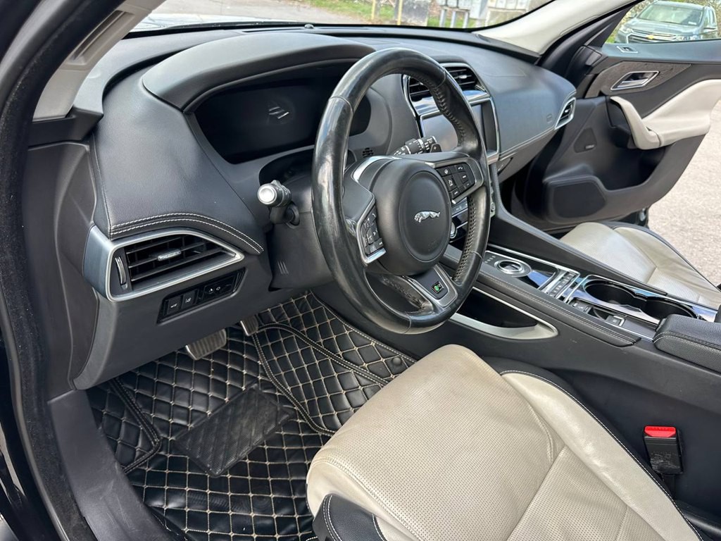 2017 Jaguar F-PACE Image 24