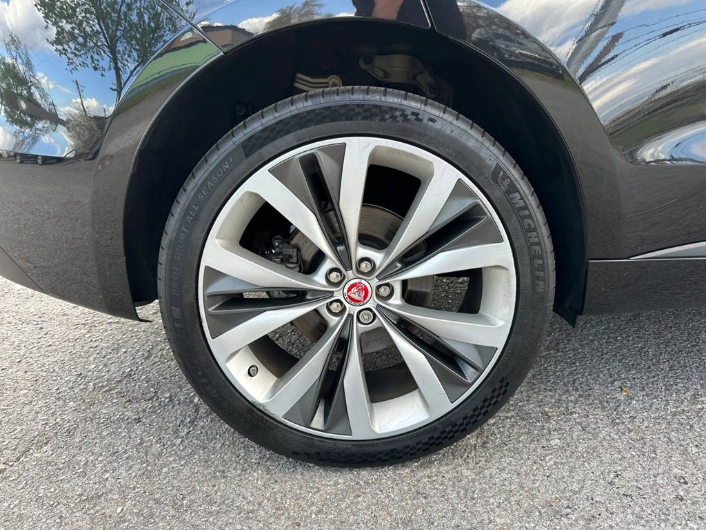 2017 Jaguar F-PACE Image 28