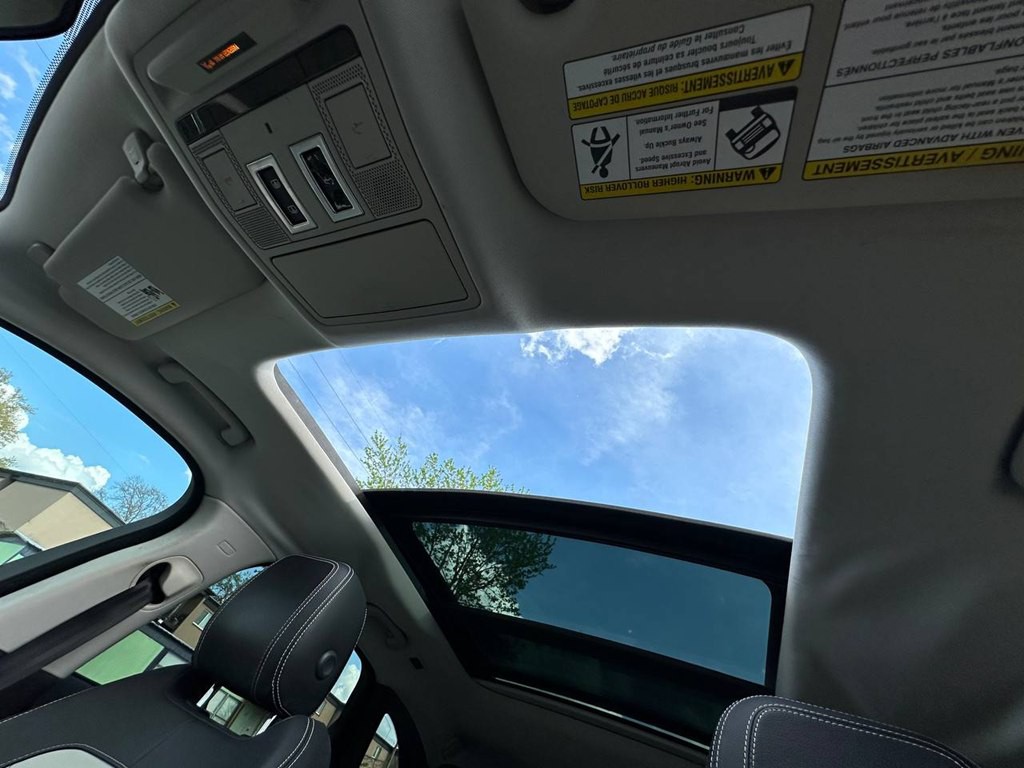 2017 Jaguar F-PACE Image 30