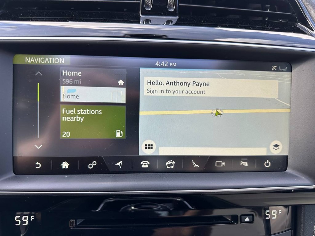 2017 Jaguar F-PACE Image 32