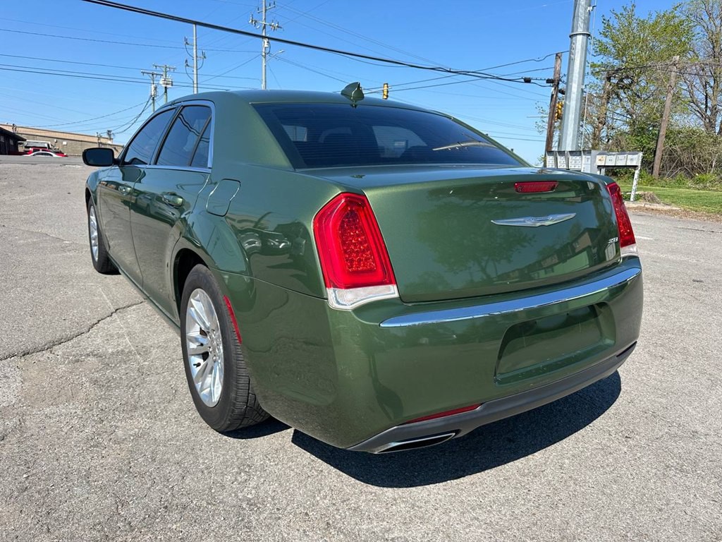2018 Chrysler 300 Image 8