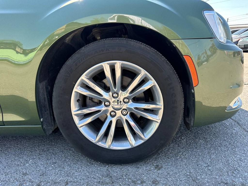 2018 Chrysler 300 Image 32