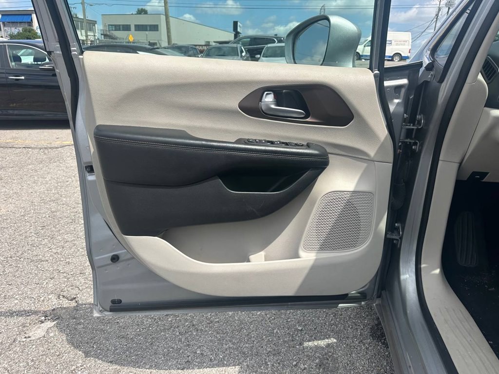 2019 Chrysler Pacifica Image 16