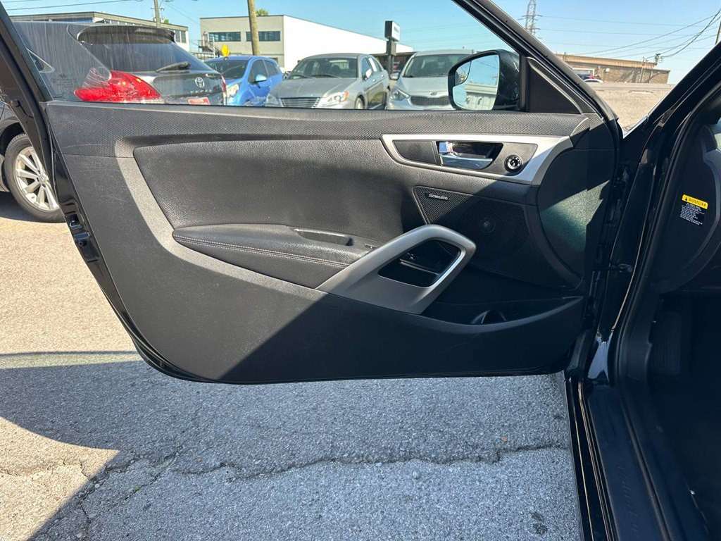2016 Hyundai Veloster Image 16