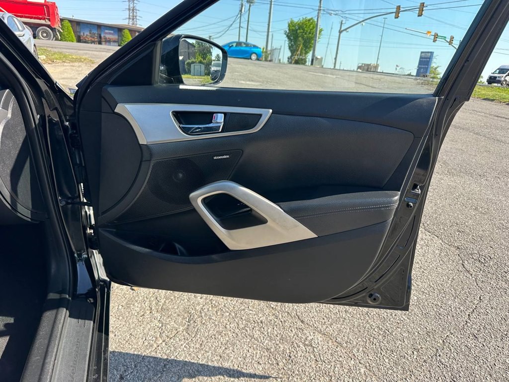 2016 Hyundai Veloster Image 18